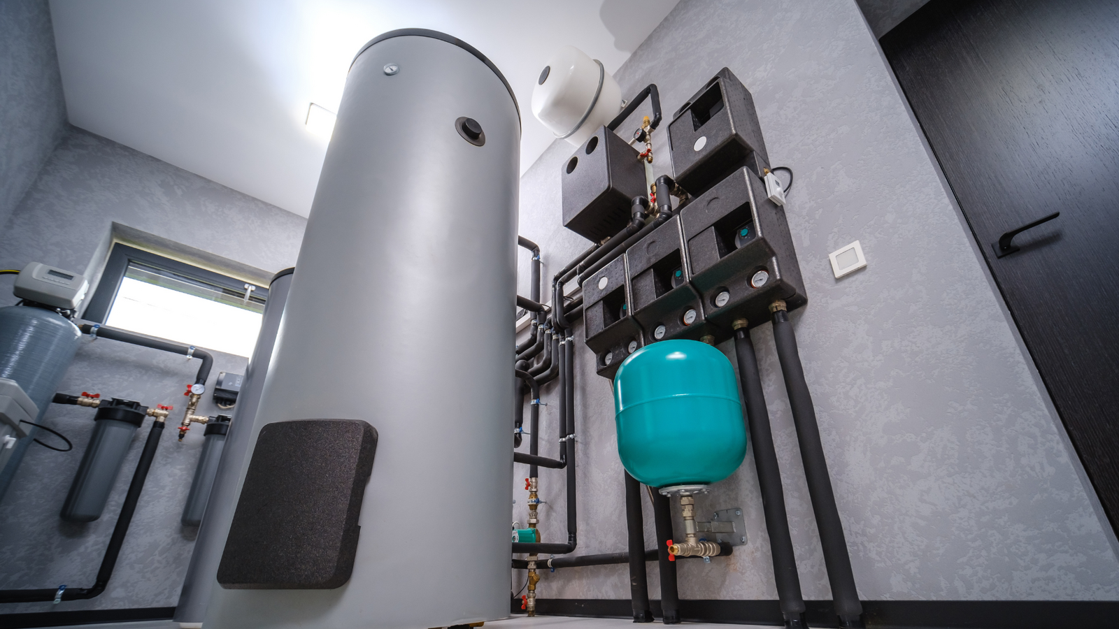 Hauswirtschaftsraum mit Heizungsanlage und Warmwasserspeicher und mehr sind Leistungen Meisterbetrieb Jockheck